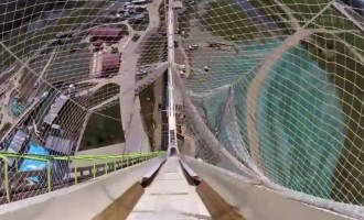 Δείτε την μεγαλύτερη νεροτσουλήθρα του κόσμου – Έχει 52 μέτρα ύψος (βίντεο)