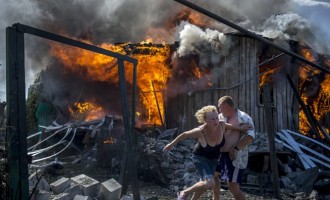 Το Κίεβο βομβαρδίζει πόλεις στην ανατολική Ουκρανία (βίντεο)