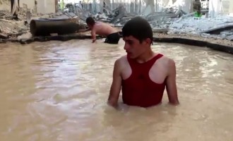 Συρία: Μπάνιο στις αυτοσχέδιες “πισίνες” από τους κρατήρες των βομβών (βίντεο)
