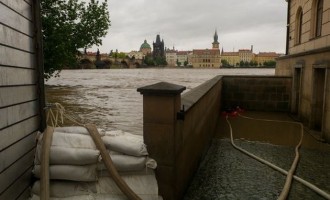 Πράγα: Ποτάμια οι δρόμοι – Πλημμύρισε το ιστορικό κέντρο (βίντεο)
