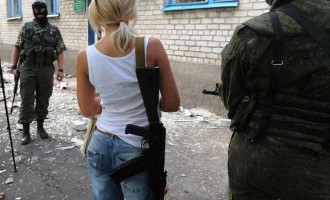 Δείτε την ξανθιά κουκλάρα που πολεμά με τους αντάρτες στην Ουκρανία (φωτογραφίες)