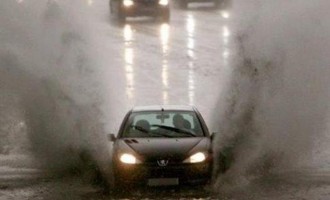 Θεσσαλονίκη: Εγκλωβίστηκαν μέσα στα αυτοκίνητά τους από τη βροχή