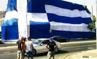 Πόλεμος στην Κύπρο για μια τεράστια ελληνική σημαία!