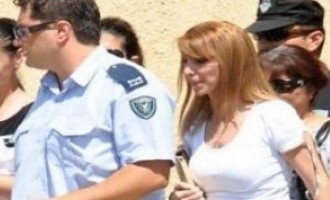 Έλενα Σκορδέλη: Η φυλακισμένη παρουσιάστρια δέχθηκε επίθεση από συγκρατούμενή της!
