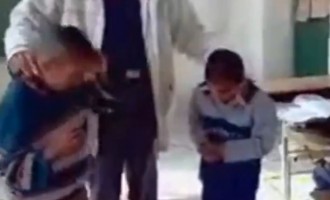 Δάσκαλος χτυπάει μαθητές και τους βάζει να χτυπηθούν μεταξύ τους (βίντεο)