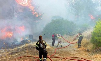 Κινδυνεύει μοναστήρι στη Θήβα από φωτιά που ξέσπασε νωρίς το απόγευμα
