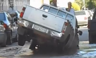 Τρίκαλα: Έσπασε ο αγωγός και “ρούφηξε” αυτοκίνητο (βίντεο)