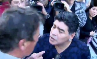 Ο Μαραντόνα χαστούκισε δημοσιογράφο γιατί έκλεισε το μάτι στην σύντροφό του (βίντεο)
