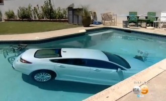 Έριξε το αυτοκίνητό του σε πισίνα (βίντεο)