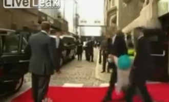 Απίστευτο γέλιο: Η Βασίλισσα Ελισάβετ και ο Ομπάμα “μεθυσμένοι” (βίντεο)