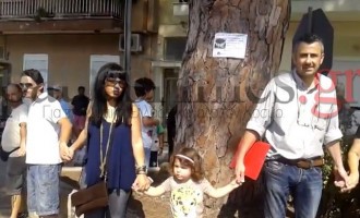 Αλυσοδέθηκαν για να σώσουν το δέντρο (βίντεο)