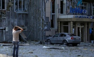 Ουκρανία: Σφυροκοπούν το Ντονέτσκ – Βομβάρδισαν και το σχολείο (βίντεο)