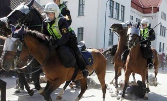 Προεκλογικό ξύλο στη Σουηδία με επέμβαση της έφιππης αστυνομίας