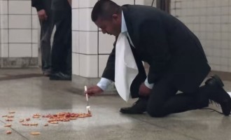 Τρώει από το… πάτωμα του μετρό (βίντεο)