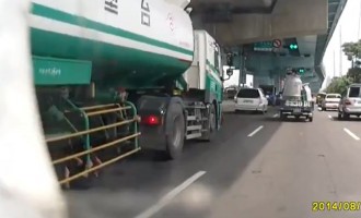 Τροχαίο σοκ: Φορτηγό πάτησε πεζό και δεν σταμάτησε να βοηθήσει (βίντεο)