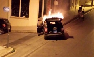 Καλαμάτα: Αυτοκίνητο έπεσε σε κολόνα και πήρε φωτιά