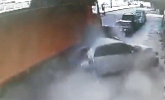 Φορτηγό με “σπασμένα τα… φρένα” διαλύει τα παρκαρισμένα αυτοκίνητα (βίντεο)