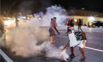 Δεύτερη νύχτα χάους στο Φέργκιουσον: Οργή, πυροβολισμοί και καπνογόνα