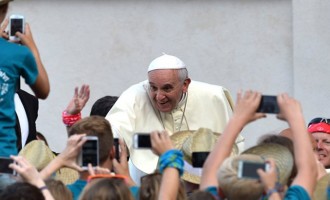 Πάπας Φραγκίσκος: Μην σπαταλάτε το χρόνο σας στο Διαδίκτυο και τα Smartphones