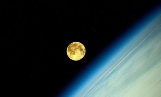 Εκπληκτικές εικόνες: Η αυγουστιάτικη πανσέληνος μέσα από τα μάτια ενός αστροναύτη