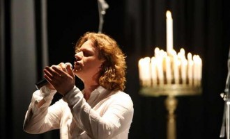 Γαϊτάνος: Ο τραγουδιστής των Ορθόδοξων ύμνων ντυμένος… Θεός του Ολύμπου (φωτογραφίες)