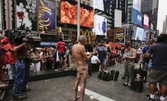 Διαδήλωσε γυμνός για το δικαίωμα να κυκλοφορεί.. γυμνός (βίντεο)