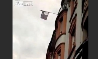 ΣΟΚ: Ύψωσαν σημαία του Ισλαμικού Κράτους στην… Γερμανία