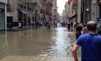 Κωνσταντινούπολη: Βούλιαξε στα νερά ο πιο κεντρικός δρόμος στο Πέρα (Βίντεο)