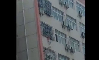 Μικρό παιδί κρέμεται από τον 5ο όροφο πολυκατοικίας (βίντεο)