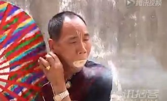 Κίνα: Μάγος βγάζει καπνό… χωρίς φωτιά και καθηλώνει (βίντεο)