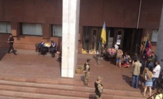 “Εμφύλιος” στο Κίεβο: 2 τραυματίες σε έκρηξη κοντά στο Μαϊντάν