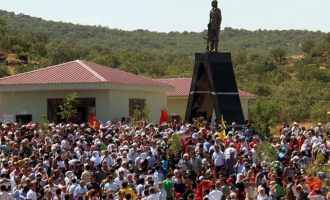 Σάλος στην Τουρκία: Τοποθέτησαν άγαλμα ηγέτη του PKK στις περιοχές των Κούρδων