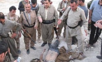 Οι Κούρδοι “ποζάρουν” με νεκρούς τζιχαντιστές (φωτογραφίες)