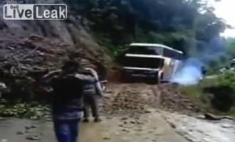 Ινδονησία: Λεωφορείο πέφτει σε χαράδρα 100 μέτρων (βίντεο)