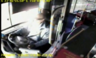 Ο οδηγός κάπνιζε μαριχουάνα μέσα στο λεωφορείο (βίντεο)