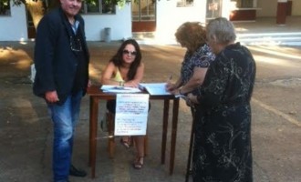 Ο Μιχελογιαννάκης μαζεύει υπογραφές κατά του ΕΝΦΙΑ έξω από μοναστήρι!
