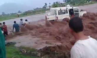 Δραματική διάσωση επιβατών που παρασύρονται από το ποτάμι (βίντεο)