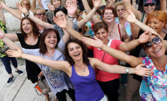 Τουρκία: Οι γυναίκες ξεσηκώνονται με το κίνημα της “παντόφλας” (φωτογραφίες)