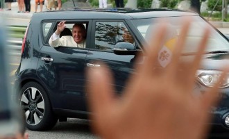Συναρπάζει τους Κορεάτες το αυτοκινητάκι του Πάπα