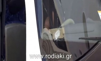 Ρόδος: Ρομά πέταξαν πέτρα σε λεωφορείο – Κινδύνευσαν τουρίστες (βίντεο)