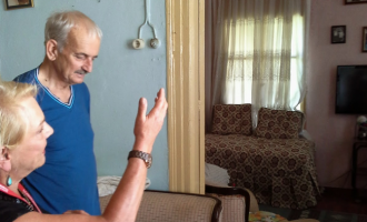 Πιπιλή: Η συγκίνηση όταν επισκέφθηκε το σπίτι της μαμάς στην Σμύρνη