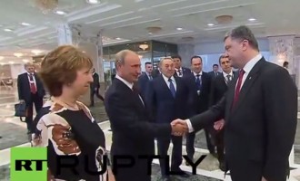 «Η φωτογραφία της ημέρας»: Η χειραψία Πούτιν και Ποροσένκο (βίντεο)