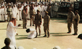 Σαουδική Αραβία: Αποκεφαλίζουν καταδικασμένους και τους σταυρώνουν σε δημόσια θέα