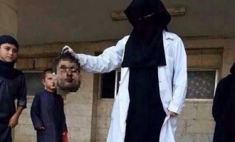 Ισλαμικό Κράτος: Γυναίκα ποζάρει κρατώντας στο χέρι ένα κεφάλι