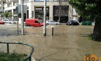Θεσσαλονίκη: Πλημμύρισε λεωφόρος χωρίς να… βρέξει σταγόνα στην περιοχή (φωτογραφίες)