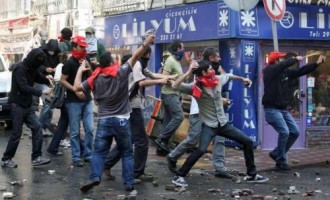 Κωνσταντινούπολη: Τούρκοι επιτίθενται με ξύλα και μαχαίρια σε καταστήματα Σύρων