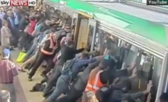 Απίθανο βίντεο: Σπρώχνουν όλοι μαζί το τρένο για να απεγκλωβίσουν συνεπιβάτη τους