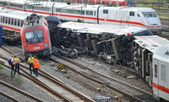 Δεκάδες τραυματίες από εκτροχιασμό τρένου στη Γερμανία (βίντεο)