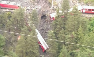 Εκτροχιασμός τρένου στην Ελβετία – Κρέμονται στο γκρεμό δύο βαγόνια