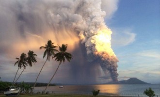 Δείτε σε εικόνες την εντυπωσιακή έκρηξη του ηφαιστείου Ταβουρβούρ